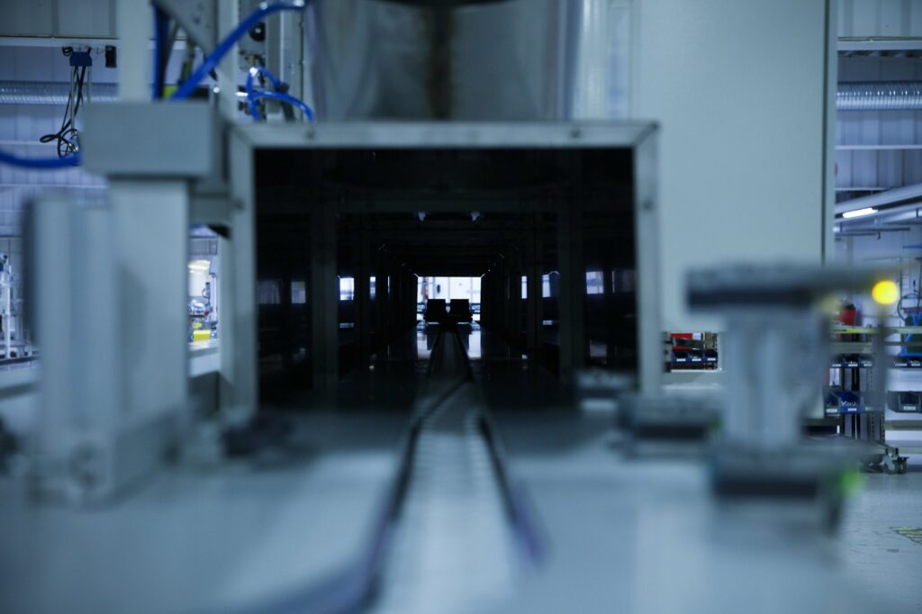 Cooling tunnel integrated in conveyor