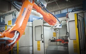 La soluzione robotizzata di EWAB sta caricando una macchina CNC